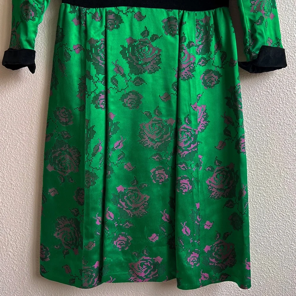 Vintage 1950s Emerald Satin Dress With Pink Florals (M) - Picture 7 of 12